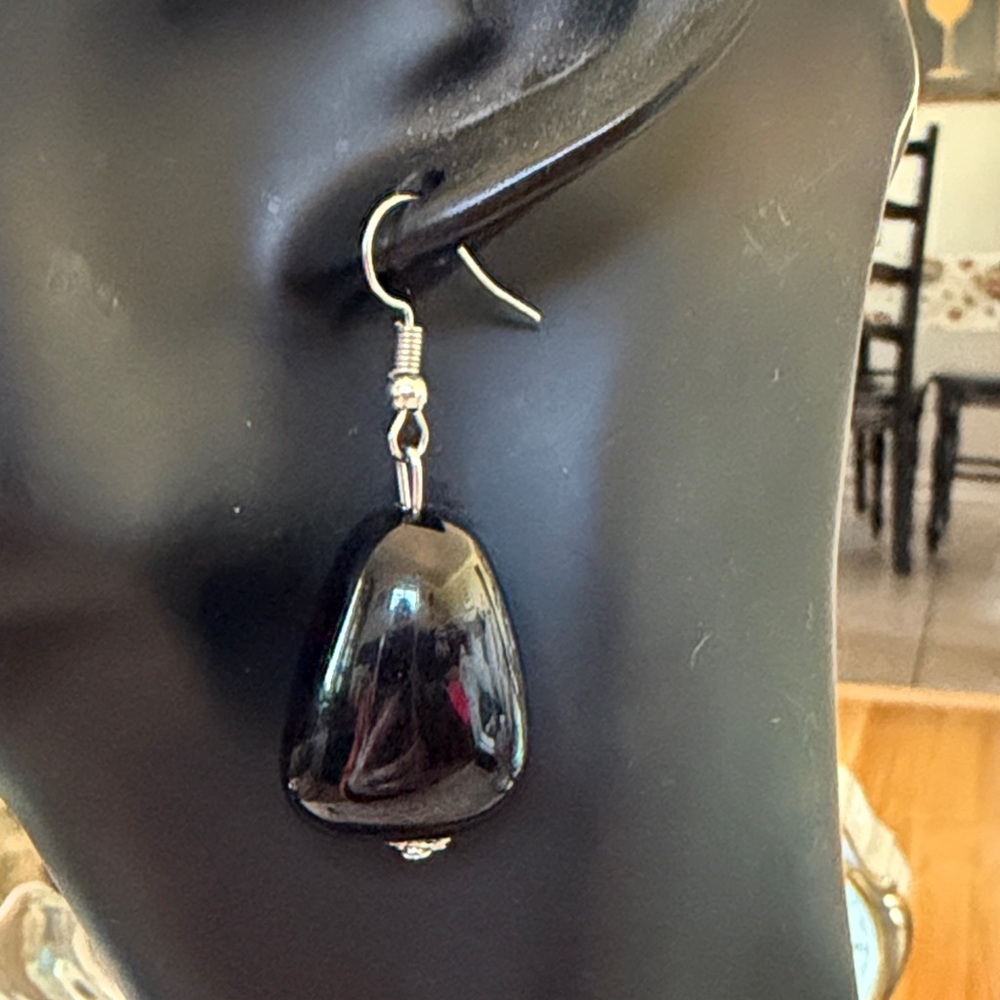 EUC~Woman’s Vintage Acrylic Black Teardrop Earrings With French Hook Backs